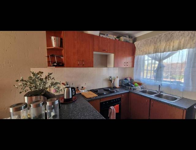 2 BEDROOM APARTMENT FOR SALE IN HEUWELSIG ESTATE